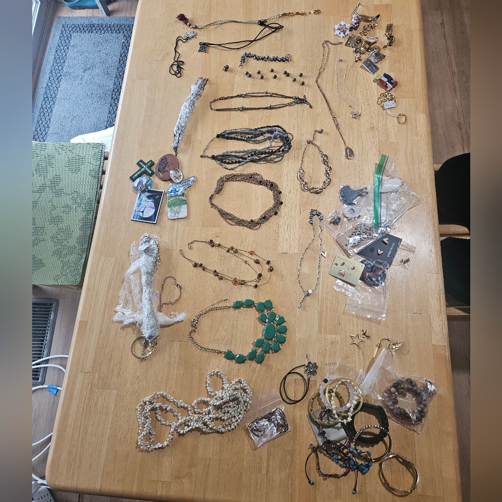 Elegant Green and Gold Necklace